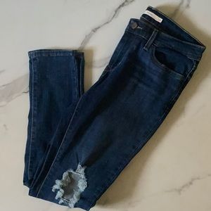 LIKE NEW- Levi mid rise skinny jeans with 1 hole on each knee. (Size 28)